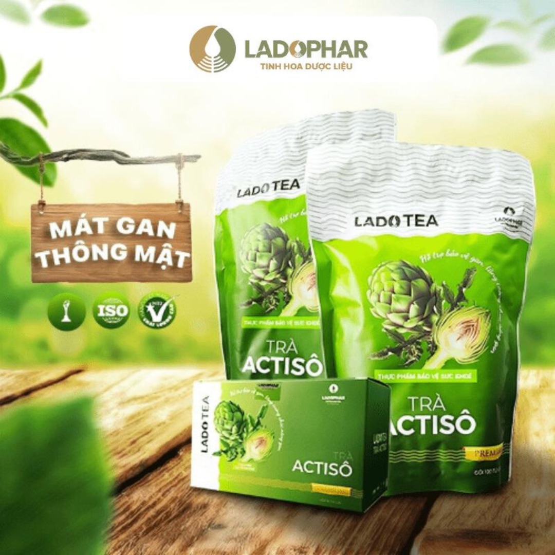 2 túi trà và 1 hộp trà Actiso đang được đặt trên kệ